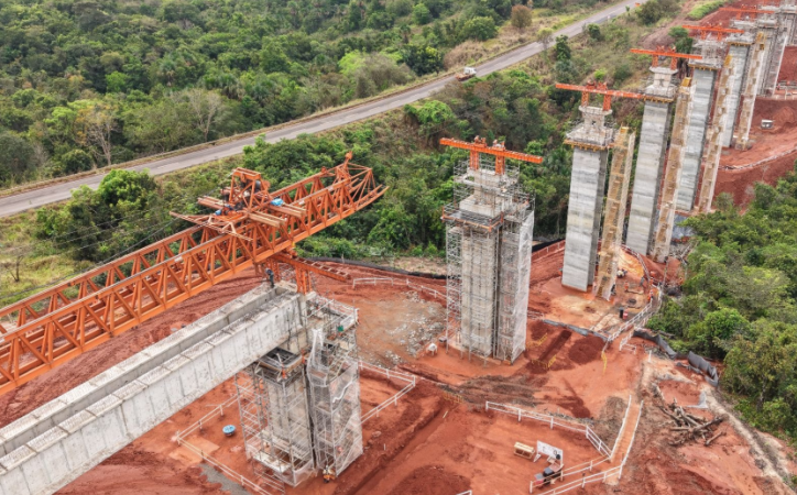 Ferrovia de 47 quilômetros está sendo construída ao longo da rodovia que liga o local da fábrica aos trilhos da Ferronorte