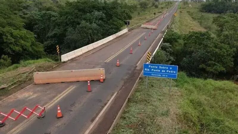 Instalada sobre rio Ponte de Pedra, uma das pontes parcialmente interditadas desde 5 de setembro tem cerca de 30 metros 