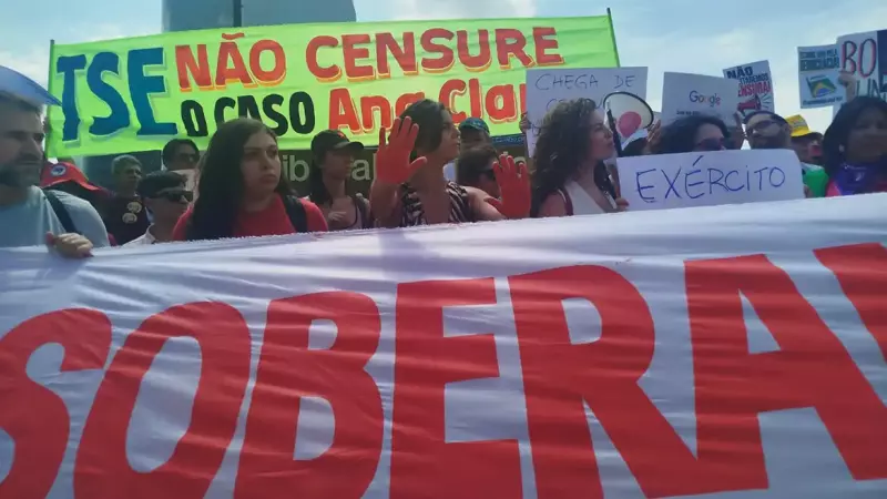 Manifestantes alegaram que André Mendonça estaria censurando as redes sociais para proteger os interesses do candidato Flávio Bolsonaro