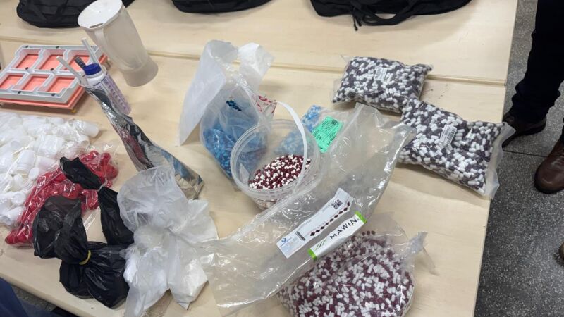 Milhares de cápsulas foram encontradas pelos investigadores no laboratório clandestino que funcionava havia anos em Dourados