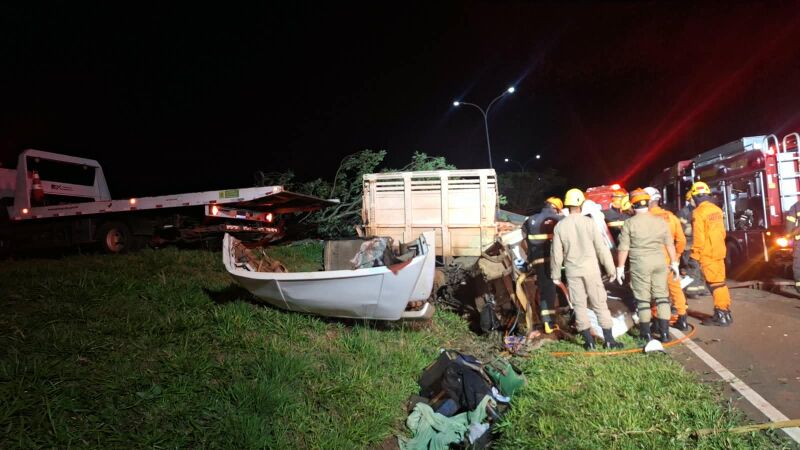Socorristas dos bombeiros e do Samu trabalhara durante toda a madrugada para socorrer o sobrevivente