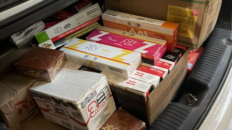 Caixas de doces argentinos, cigarros, essências de narguilé e pipas foram apreendidas