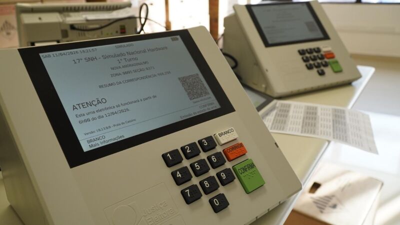 Urnas eletrônicas utilizadas no primeiro turno das Eleições 2026; após o encerramento da votação, começa a apuração dos votos em Mato Grosso do Sul e no restante do País.