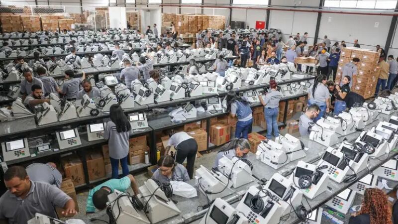 Urnas eletrônicas são preparadas para o primeiro turno das Eleições 2026, marcado para este domingo (4).
