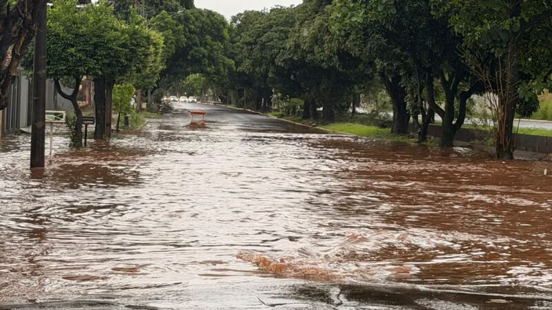  Chuva intensa registrada desde as primeiras horas deste domingo (4) provoca alagamentos em vias de Campo Grande e causa transtornos durante a manhã de votação
