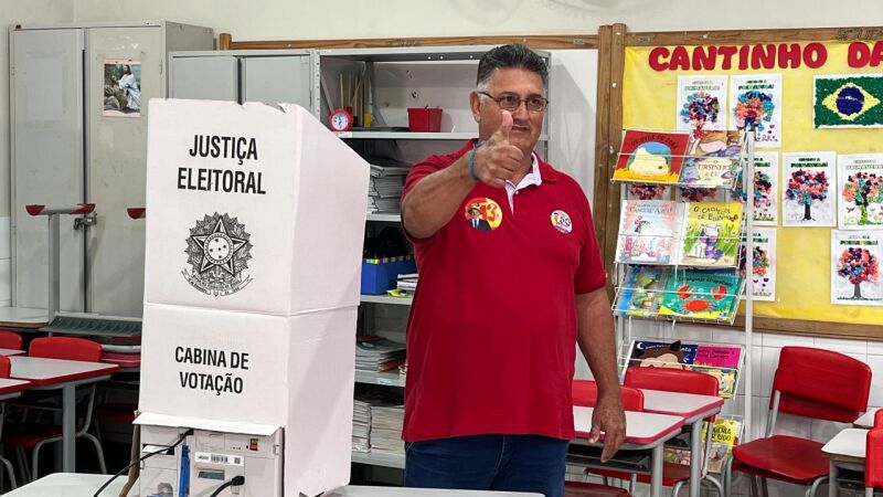 Lucien Rezende vota na manhã deste domingo (4), em Ribas do Rio Pardo, durante o primeiro turno das Eleições 2026.
