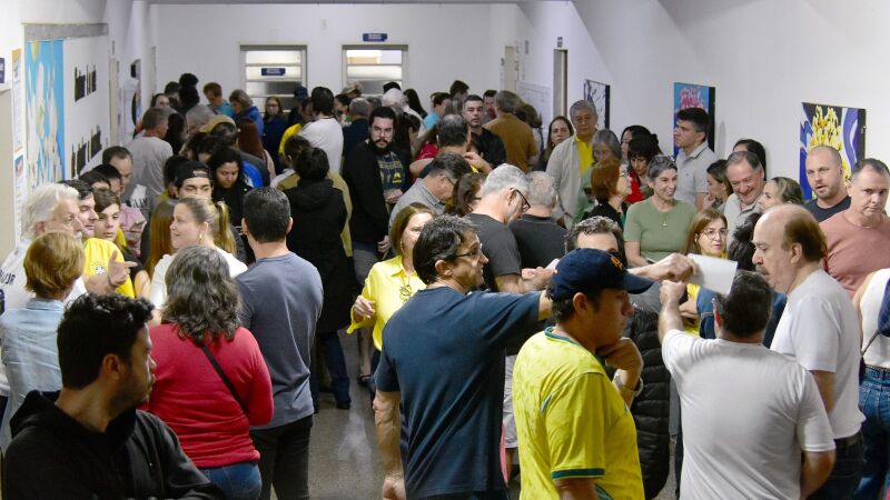 Eleitores enfrentam filas em local de votação neste domingo (4), em Campo Grande; quem estiver na fila até as 16h terá o direito de votar garantido, mesmo que o atendimento termine depois do horário.