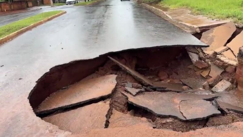 Cratera abriu depois de forte chuva no município de Ivinhema