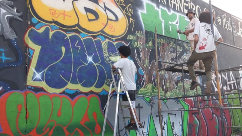 Artistas trabalham na produção de mural em Campo Grande; edital Cultura dos Trilhos teve todas as propostas inabilitadas pela Fundac.