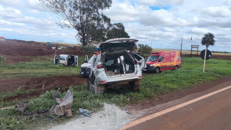 Van que transportava pacientes de hemodiálise saiu da pista após acidente na BR-060, entre Sidrolândia e Bela Vista.