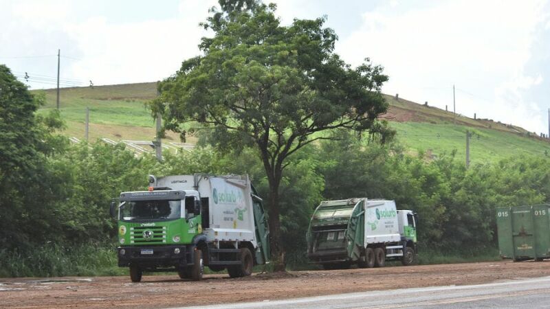 Caminhões de coleta de resíduos em Campo Grande; Bandeirantes destinará 130 toneladas por mês ao aterro da Capital.