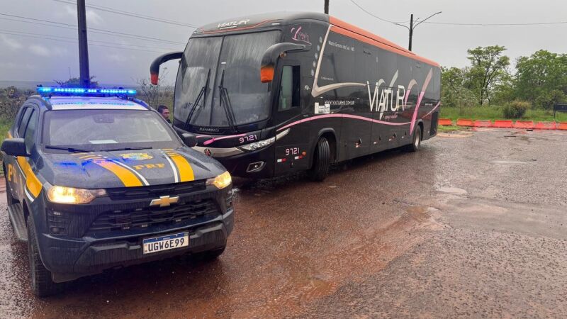 Ônibus que seguia de Três Lagoas para Campo Grande foi abordado pela PRF após passageiro provocar incêndio durante a viagem.