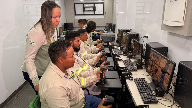 Participantes recebem treinamento em simuladores de máquinas utilizadas na colheita de eucalipto; MS Florestal oferece 30 vagas em Água Clara.