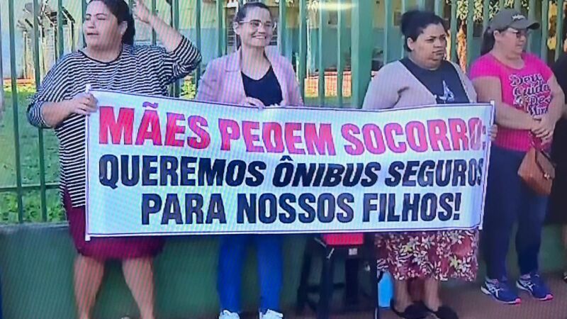 Protesto foi realizado nesta quinta-feira (8), em frente à Escola Estadual Nova Itamarati.