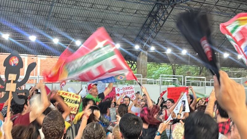 Estudantes da UFMS em Campo Grande se reuniram na tarde desta quinta-feira (8)