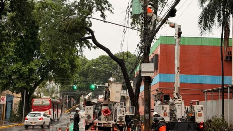 Equipes da Energisa trabalham na recuperação da rede elétrica após temporal que atingiu Campo Grande no dia 10 de setembro.