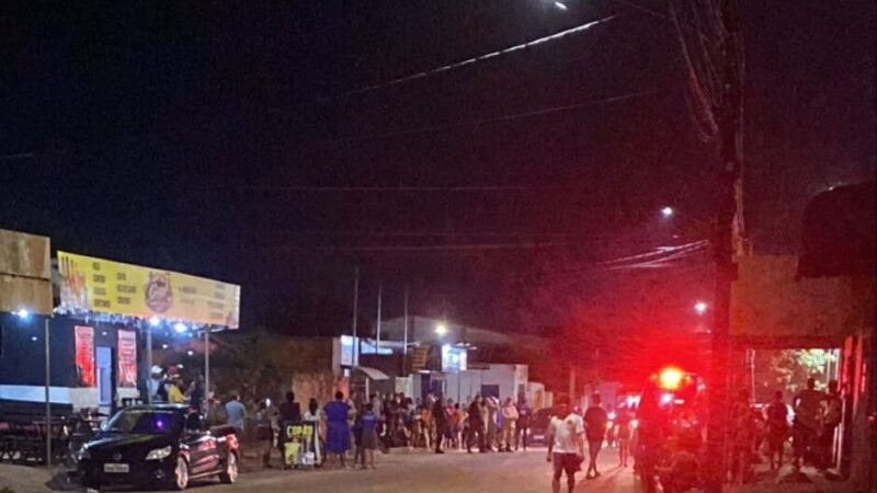 Movimentação de moradores e equipes de segurança no local onde adolescente de 16 anos foi morto a tiros, em Campo Grande.
