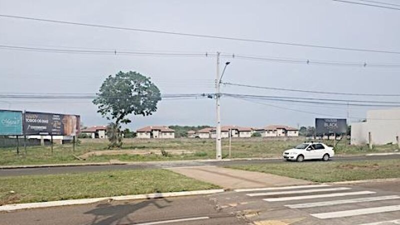 Terreno no Bairro Tiradentes, em Campo Grande, está previsto para receber centro comercial com 46 lojas, supermercado, academia e praça de alimentação.