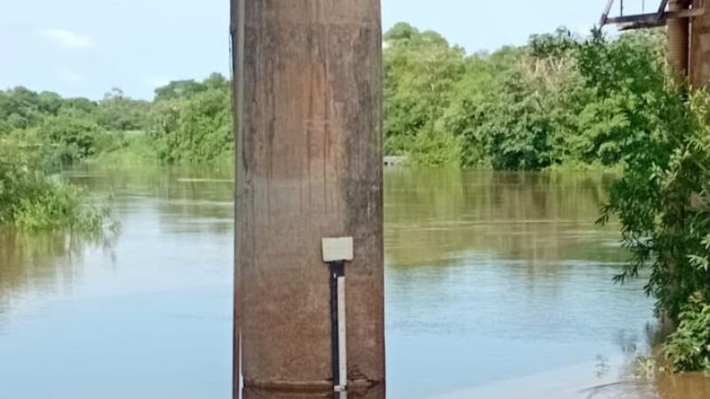 Na régua instalada na ponte da MS-339, próximo da cidade de Miranda, o nível do rio atingiu 6 metros nesta segunda-feira (12)