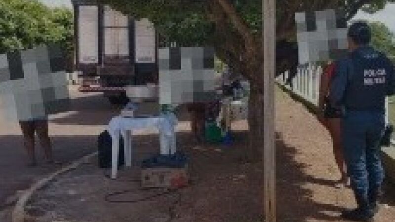 Polícia Militar acompanha abordagem durante operação que impediu festa de Dia das Crianças supostamente financiada pelo Comando Vermelho, em Pedro Gomes, no norte de Mato Grosso do Sul.