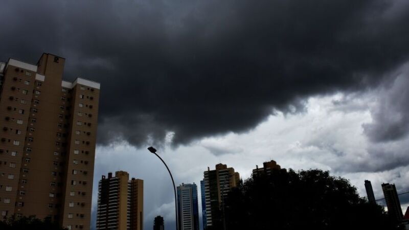 Nuvens carregadas tomam conta do céu de Campo Grande, que está sob alerta para tempestades com ventos de até 100 km/h e possibilidade de granizo.