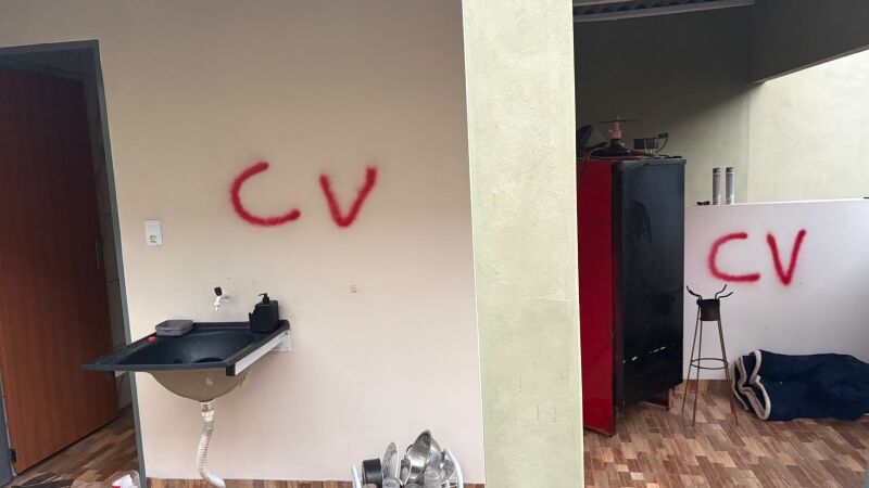 Pichações com a sigla do Comando Vermelho foram encontradas em residência alvo de operação policial em Sidrolândia, em meio à disputa entre facções criminosas em MS.
