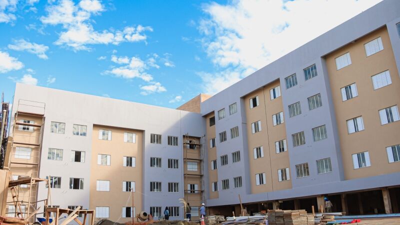 Campo Grande terá 352 novos apartamentos populares nos bairros Leblon e Tarumã, com sorteio previsto para o início de 2027; imagem ilustrativa de conjunto habitacional em construção.