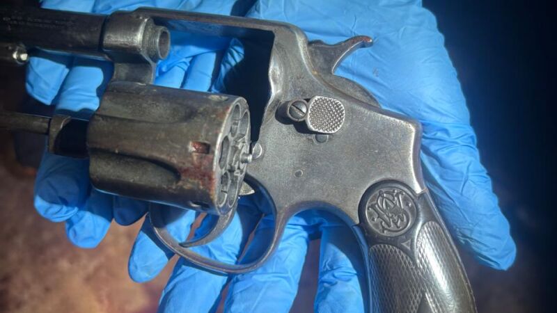 Revólver calibre .38 usado pelo criminoso contra os policiais