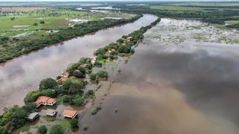 Cheia no Rio Ivinhema acende alerta à população ribeirinha 