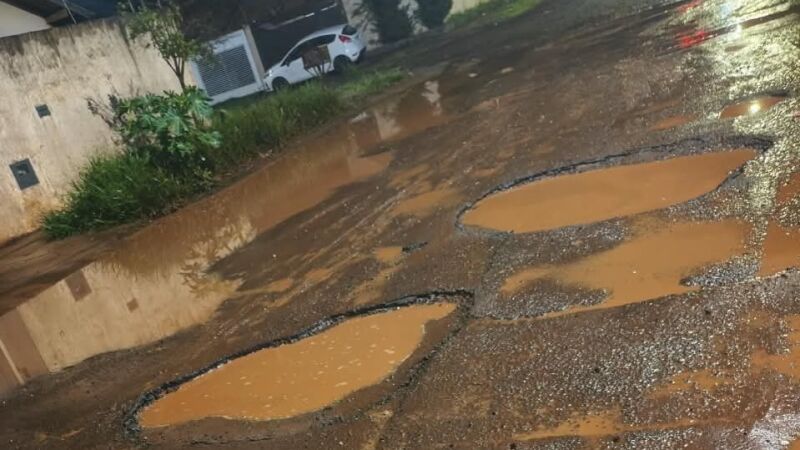 Buracos tomados por água barrenta preocupam moradores do Jardim Itamaracá, em Campo Grande.