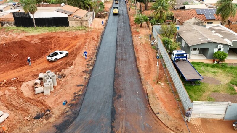 Imagem aérea mostra equipes e máquinas trabalhando na pavimentação de uma rua de Campo Grande. Prefeitura abriu licitação de R$ 1,16 milhão para recuperar a Avenida Europa.