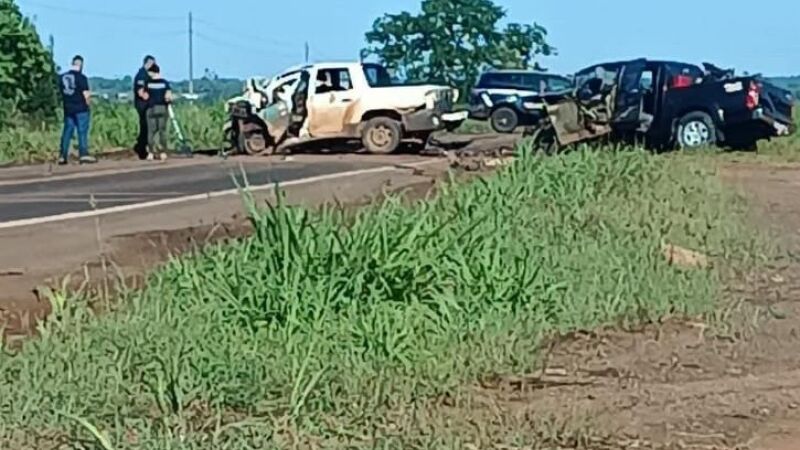 Caminhonetes ficaram destruídas após colisão que deixou duas pessoas mortas na madrugada deste sábado (17), na BR-262, em Ribas do Rio Pardo.