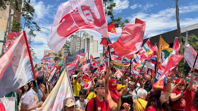 Centenas de apoaidores de Luiz Inácio Lula da Silva se reuniram em manifestação na manhã deste domingo (18)
