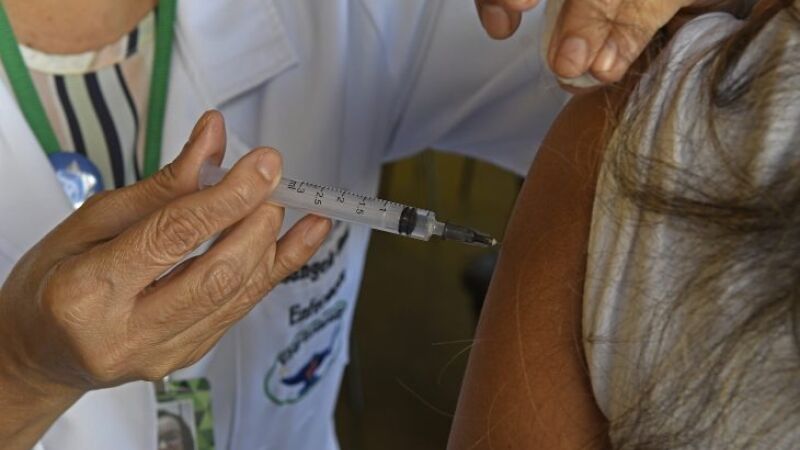 Aplicação de vacina em unidade de saúde; Mato Grosso do Sul ampliou temporariamente o público de imunização contra a meningite para aproveitar cerca de 13 mil doses próximas do vencimento.