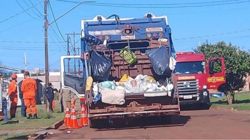 Acidente aconteceu enquanto a vítima tentava subir no caminhão de coleta, em Ponta Porã