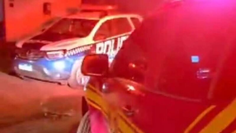 Viaturas da Polícia Militar e equipes de resgate foram mobilizadas após briga entre vizinhos que terminou com um homem morto e outro baleado no Jardim Batistão, em Campo Grande.