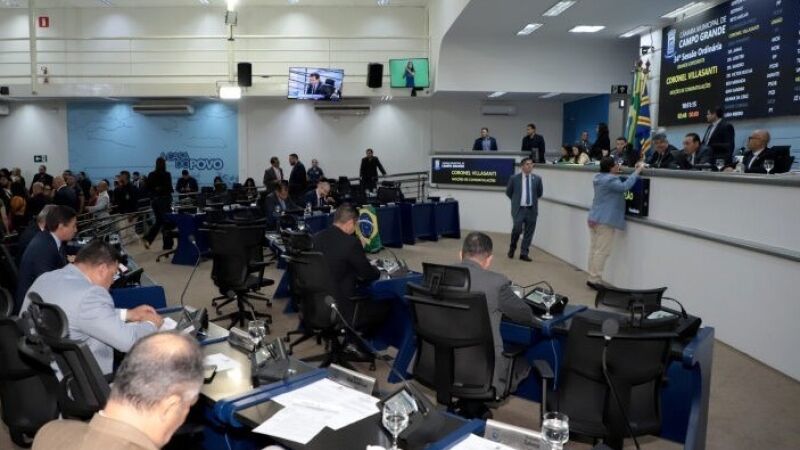 Plenário da Câmara Municipal de Campo Grande, onde vereadores e ex-vereadores são alvo de decisão judicial que determina a devolução de verbas indenizatórias recebidas acima do limite permitido.