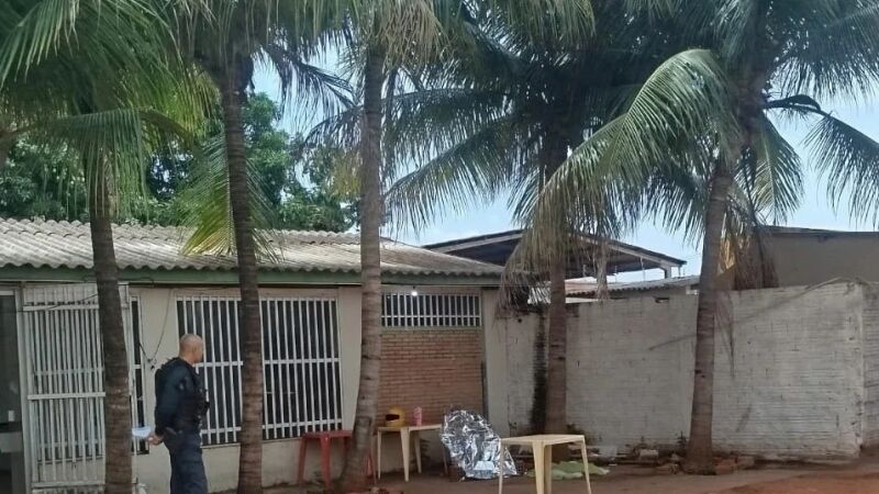Local onde Thais de Souza Moraes, de 25 anos, foi assassinada a tiros na manhã desta sexta-feira (23), em Três Lagoas; polícia investiga as circunstâncias do crime.