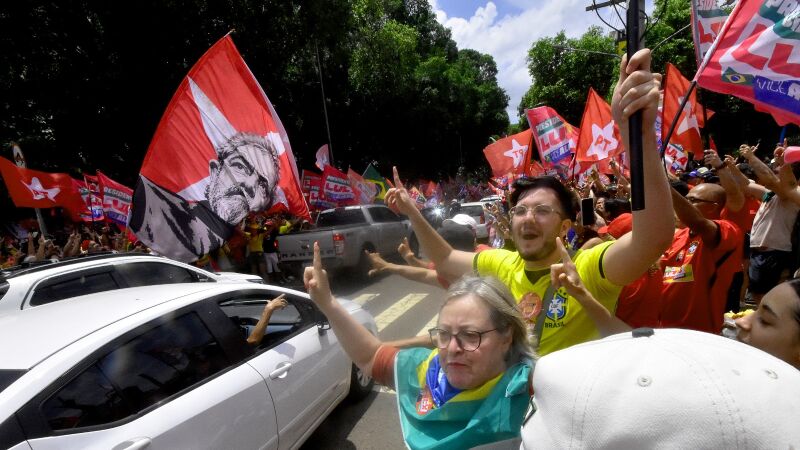 Apoiadores de Lula ocupam ruas do Centro de Campo Grande durante manifestação na véspera do segundo turno das eleições, neste sábado (24).