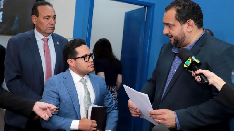Presidente da Câmara, Papy, entrega Plano Emergencial de Recuperação Viária ao secretário da Sisep, André de Moura Brandão, durante sessão nesta terça-feira (27).