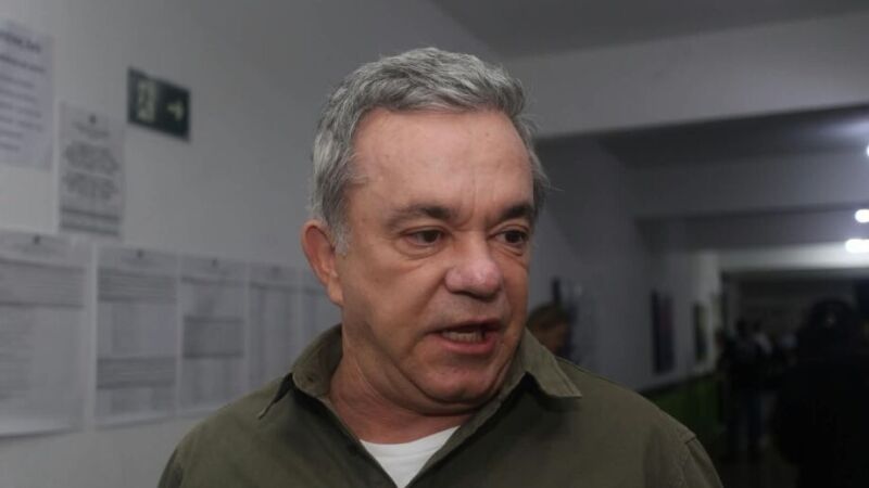 O deputado federal e presidente do PT-MS, Vander Loubet, classificou a fuga de Flávio Bolsonaro para os Estados Unidos como um 