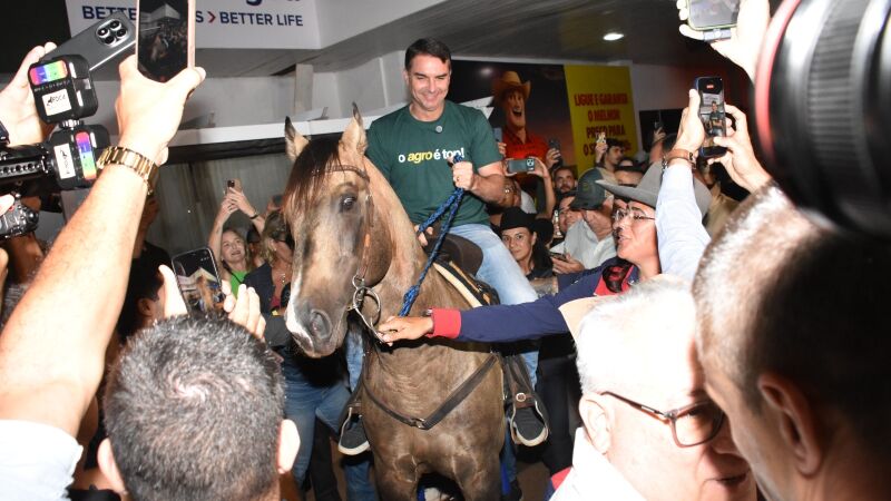 Flávio Bolsonaro, em Campo Grande, em cima de um cavalo, na abertura da Expogrande em abril deste ano