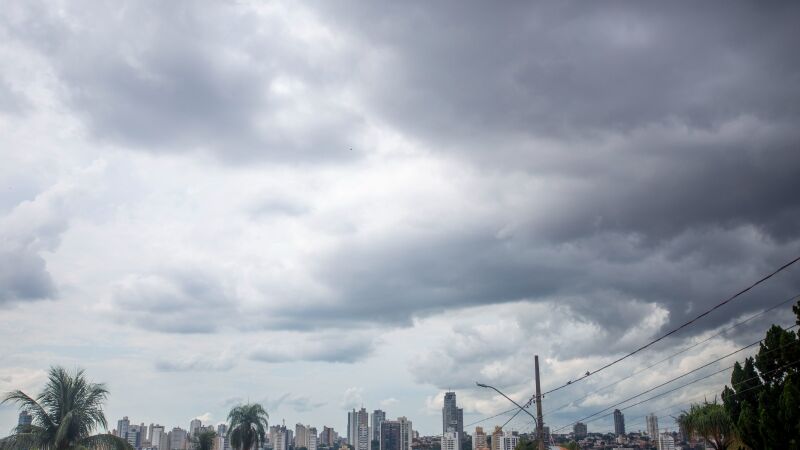 Céu carregado de nuvens escuras em Campo Grande, que está sob alerta para chuvas intensas e ventos de até 60 km/h.