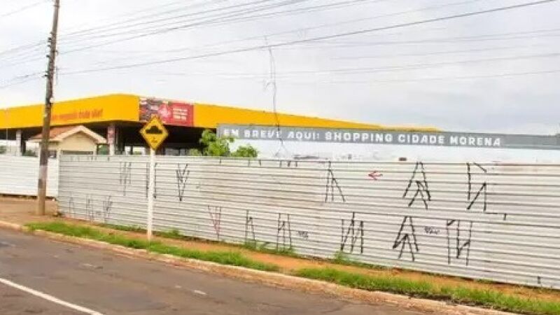 Terreno destinado à construção do Shopping Cidade Morena, que deverá receber os primeiros trabalhos de terraplenagem após a liberação da licença ambiental.
