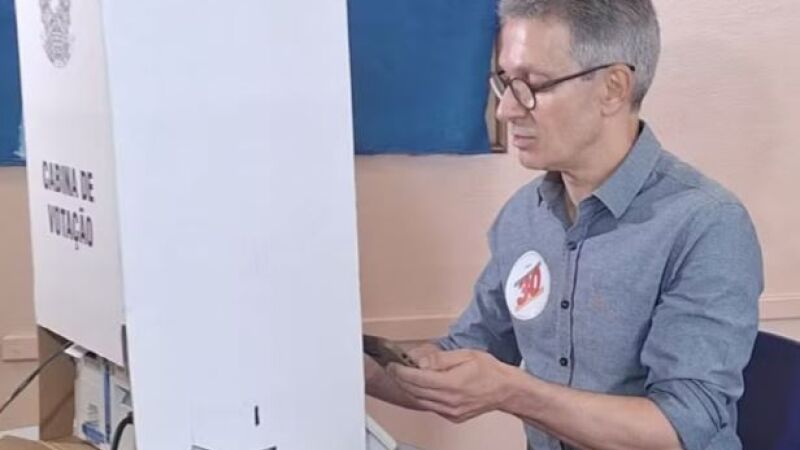 Ex-governador de MG, Romeu Zema, que utilizou celular na urna, obteve apenas 0,27 dos votos válidos neste domingo