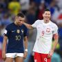 Artilheiros Giroud e Mbapp&eacute; fazem Fran&ccedil;a avan&ccedil;ar ap&oacute;s 3 a 1 na Pol&ocirc;nia