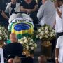 Pelé é sepultado em jazigo dourado em cerimônia restrita a familiares