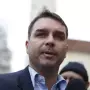 Flávio Bolsonaro lamenta não poder postar foto com o pai neste domingo