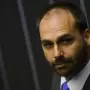 Eduardo Bolsonaro rebate críticas de governador bolsonarista e diz viver 'no exílio'