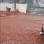 Avenidas viram "rio" e homem surfa na chuva; veja vídeo